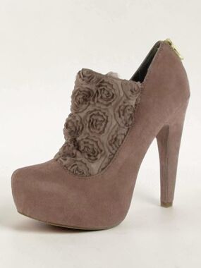 BEtseY JoHnSoN Suede Blush Pink 3D Rose Platform Heels Floral Embossed Stile